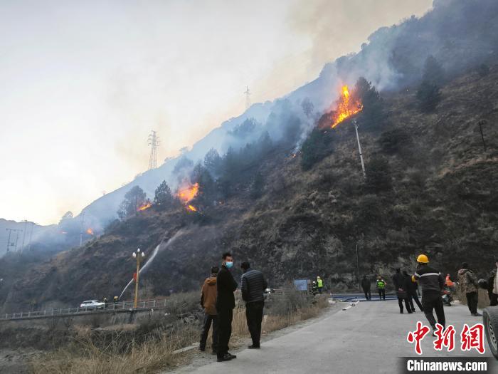 直擊四川雅江森林火災(zāi)現(xiàn)場：火線在風中蔓延 救援力量徹夜撲救